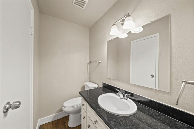 Building Photo - 2118 N Austin Ave