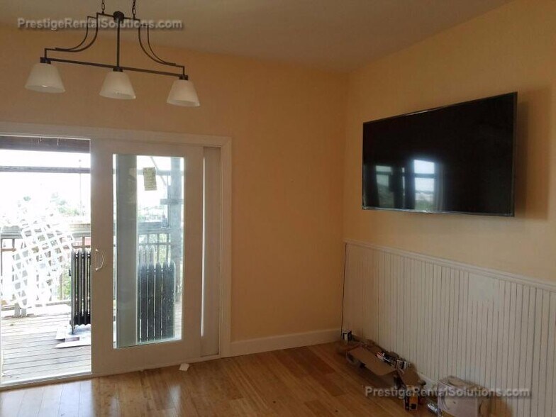 Building Photo - 120 Gladstone St