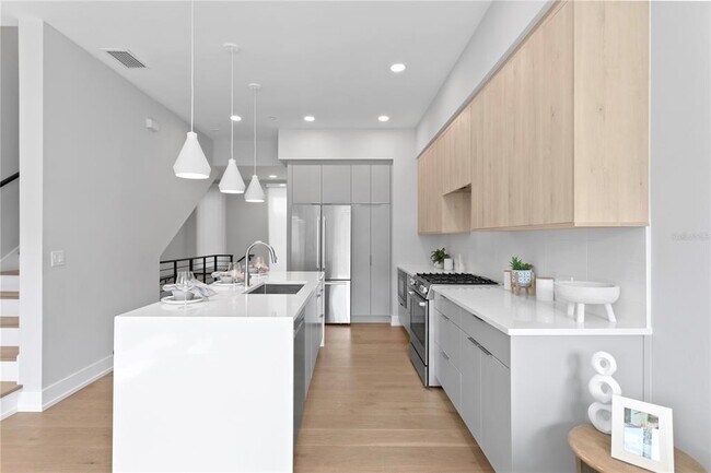Building Photo - 368 6th St S