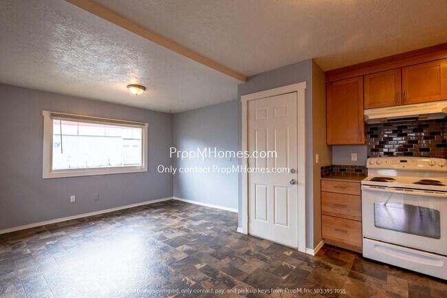 Building Photo - Rare Find - 3 Bedroom in Cully w/ Rentable...