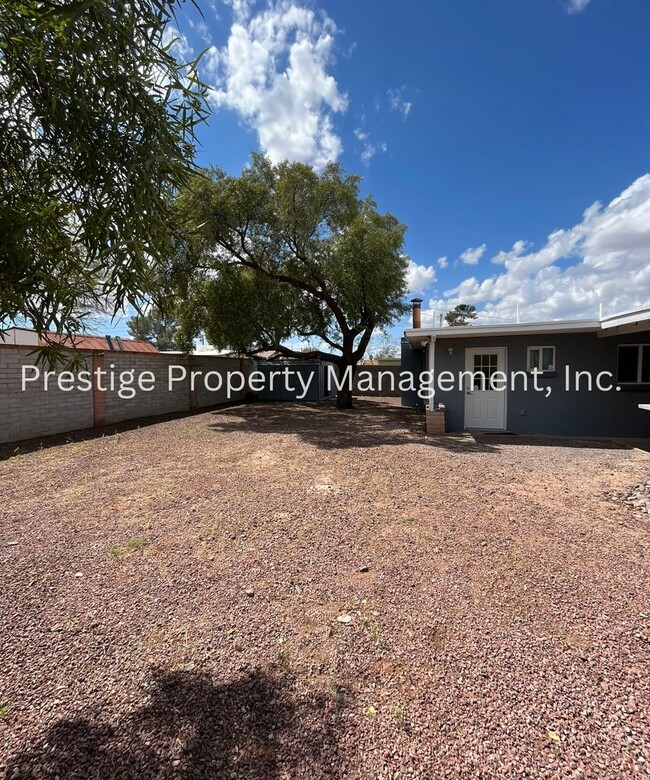 Building Photo - Welcome to This Lovely 3/2.5 East Side Home!!