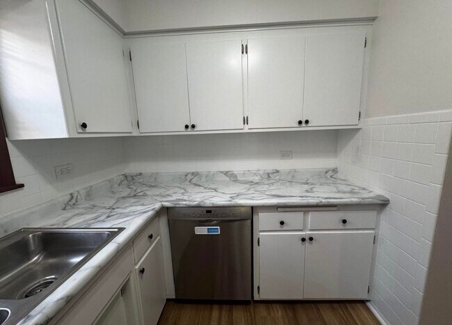 Building Photo - 725 Brummel St