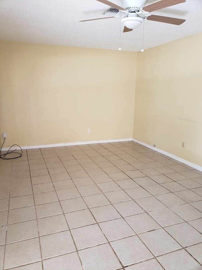 Building Photo - Available - 2 Bed/1Bath Single Family Home~Fenced Yard