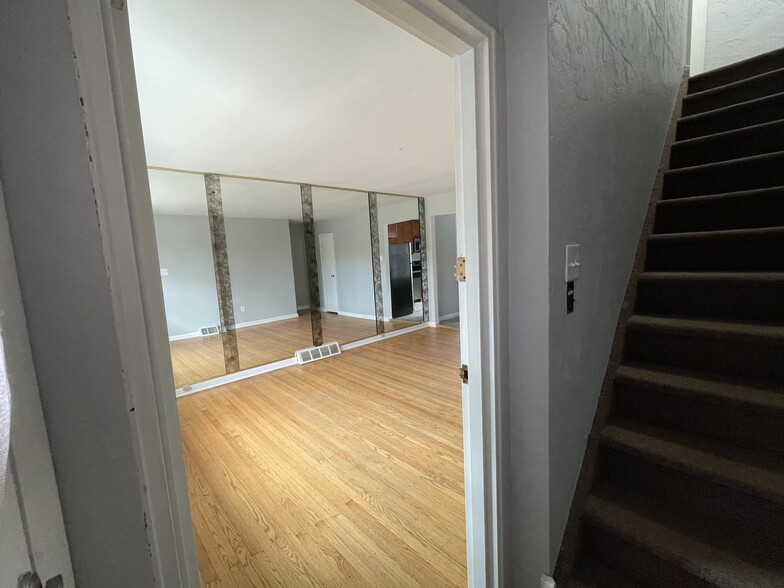 Building Photo - 614 Borbeck Ave