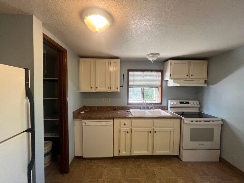 Building Photo - 4900-4902 SW Slavin Rd