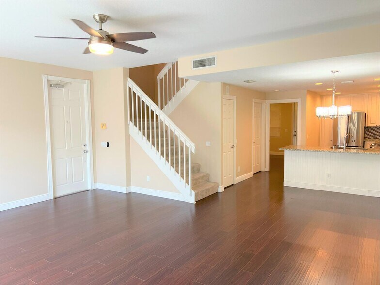 Building Photo - 3368 Greenway Dr