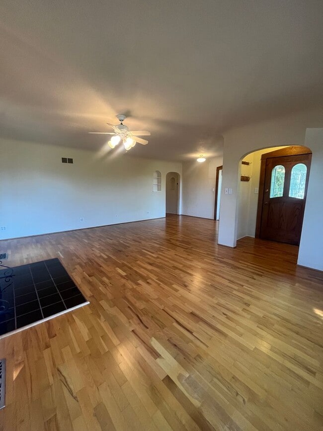 Building Photo - 3- Bedroom 2.5-Bathroom Gardening paradise...