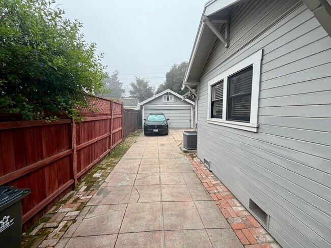 Building Photo - 2 Bed 1 Bath on a quiet street.