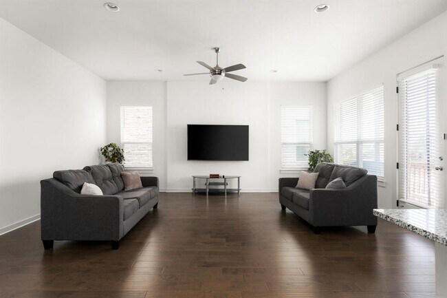 Building Photo - 1531 N Red Bud Ln