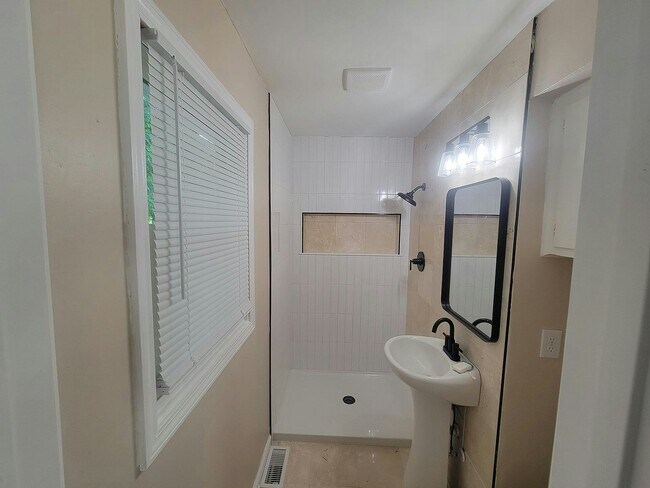 Building Photo - 3208 Shallowford Dr