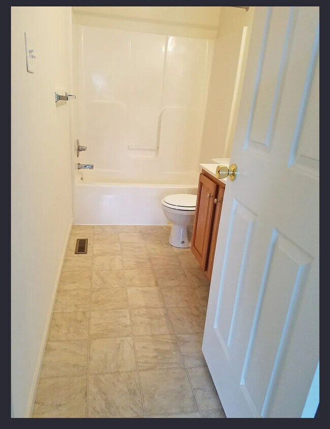 Building Photo - Lovely Muhlenberg Semi Detached!