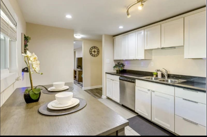 Building Photo - 1108 Valley View Ave