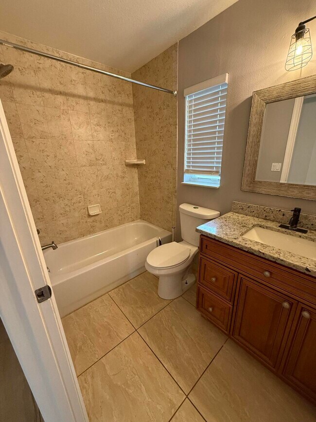 Building Photo - 249 NE Glentry Ave