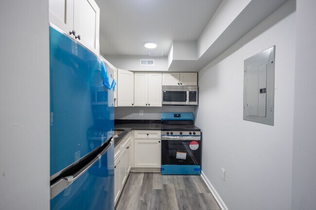 Building Photo - Amazing 3 BR/1 BA Apartment in Anacostia with 1 month free rent and 1 year of free parking!