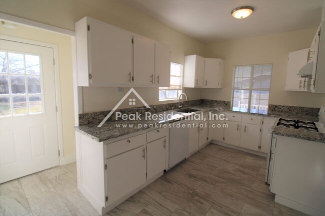 Building Photo - 1042 Las Palmas Ave