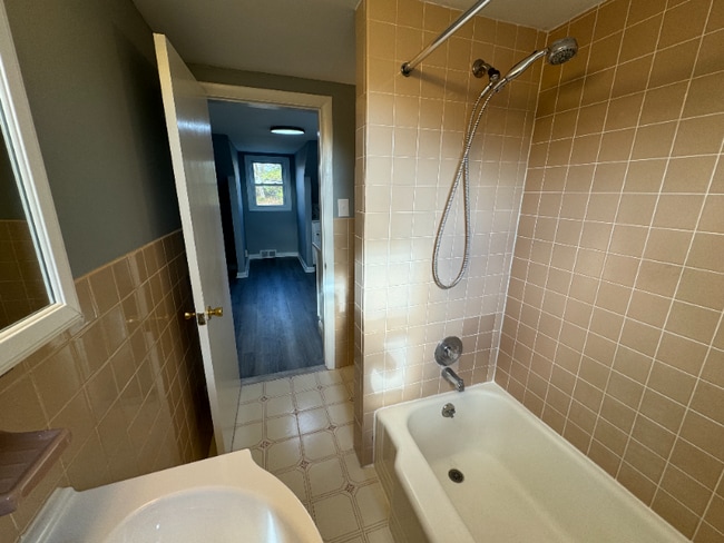 Building Photo - 141 Willow Grove Ave