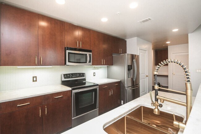 Building Photo - 5925 Almeda Rd