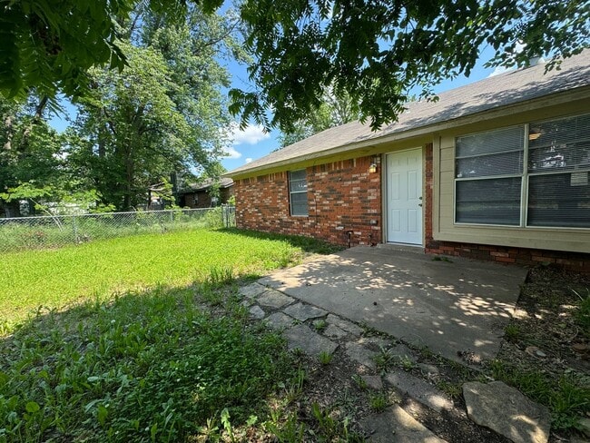Building Photo - 3 bedroom 2 bathroom Duplex!