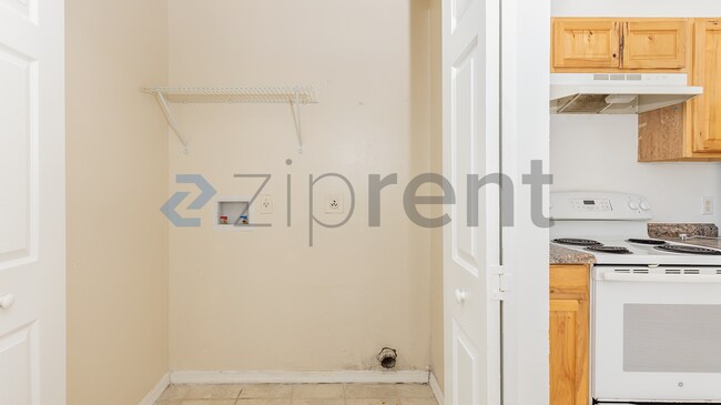 Building Photo - 2750 Gramercy Dr