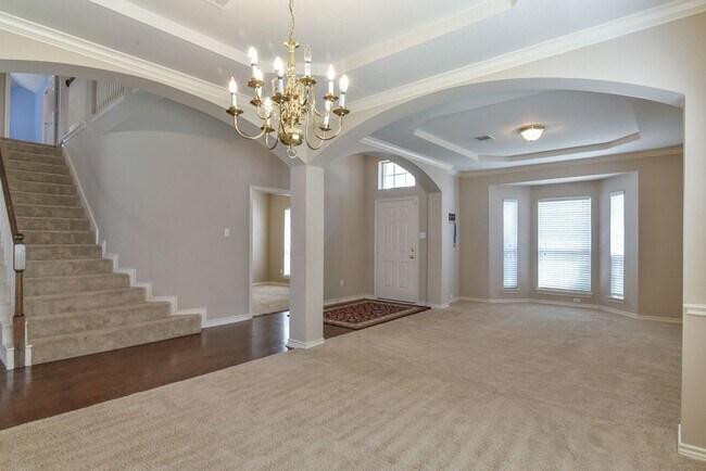 Building Photo - Large Mansfield High Home Centrally Located