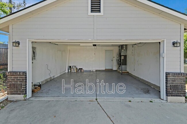 Building Photo - 2041 E Oakridge Ct