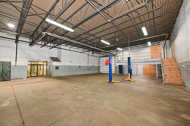 Building Photo - 2121 S 55th St
