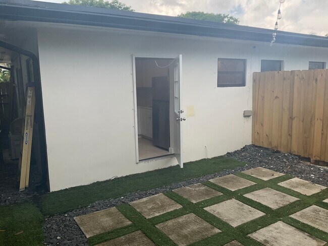 Building Photo - 425 Avenida Hermosa