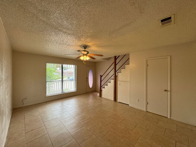 Building Photo - 2515 Bermuda Dr