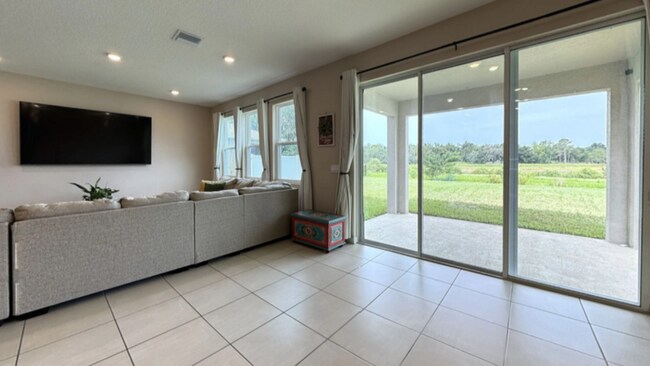 Building Photo - 13781 Wineberry Dr