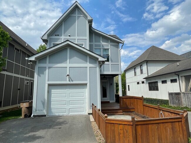 Building Photo - Green Hills/Lipscomb area home built in 20...