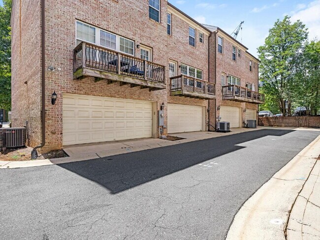 Building Photo - Third Ward Stunner-Uptown Location!