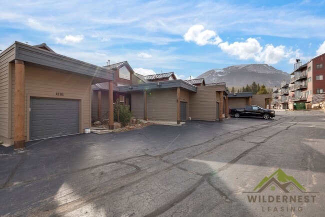 Building Photo - Spacious Townhome with Amazing Views