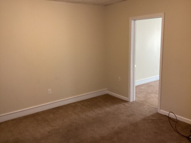 Building Photo - 633 Main St