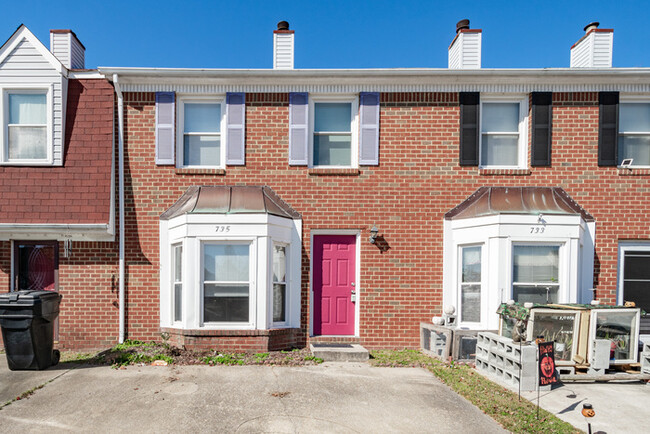 Primary Photo - SPACIOUS 3 BEDROOM AND 1.5 BATH TOWNHOUSE ...