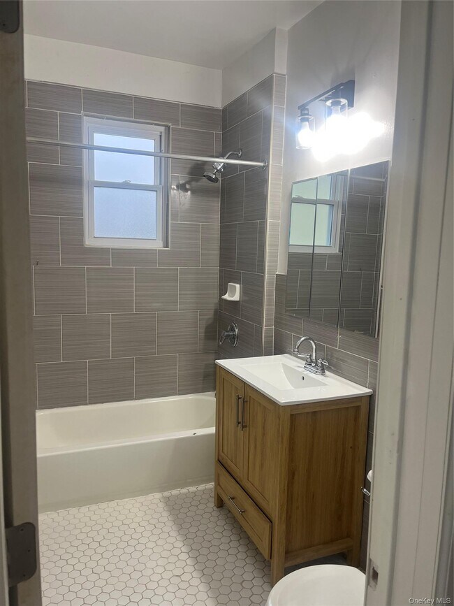 Building Photo - 23 Alida St