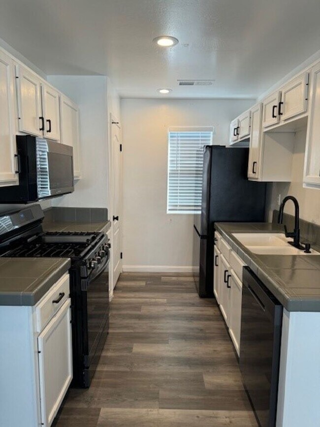 Building Photo - 3126 Silverlake Dr