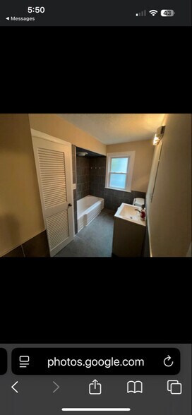 Building Photo - 5073 Greenhurst Dr