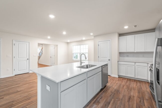 Building Photo - Move-in Ready 5 Bedroom Home!