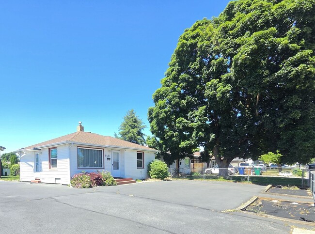 Building Photo - 5621 N Hemlock St