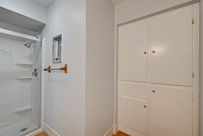 Building Photo - 7714 Renwick Dr