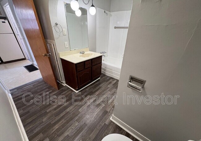 Building Photo - 2025 Pauline St