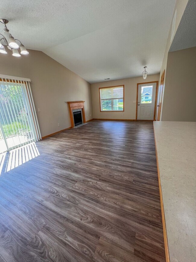 Building Photo - 2 Bedroom, 1.5 Bath Town Home