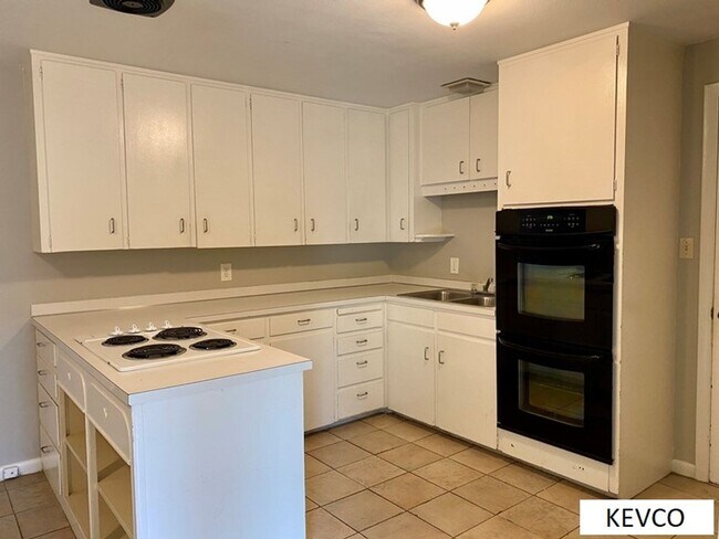 Building Photo - Ranch-Style Home in Campus West, Near Foothills