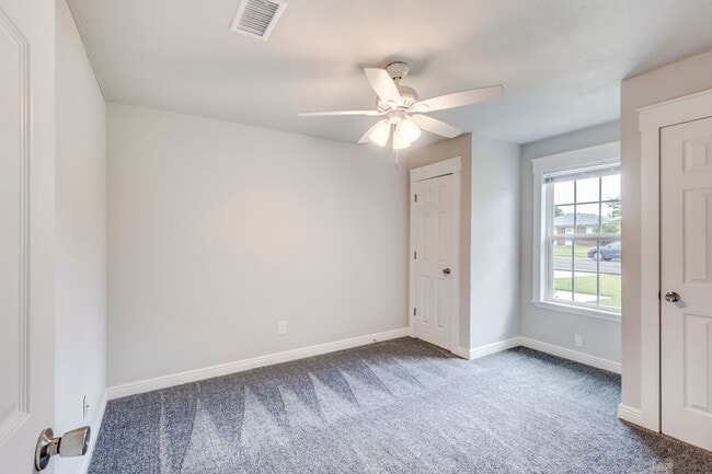 Building Photo - 2307 Traverse Dr