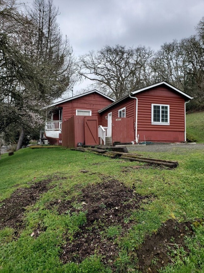 Building Photo - Cozy 3 Bedroom 2 Bath With Bonus Loft