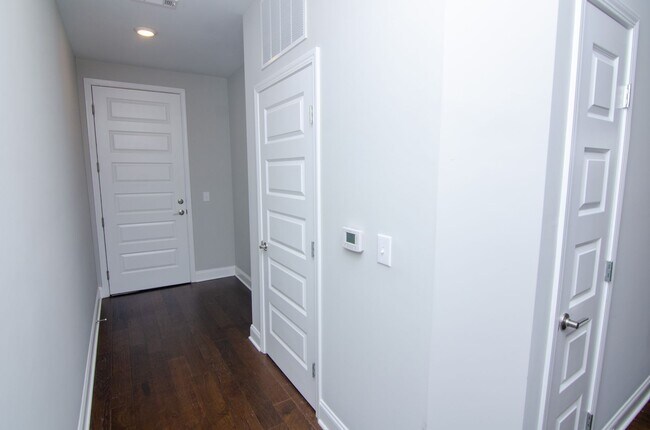 Building Photo - Stunning Condo with Garage space