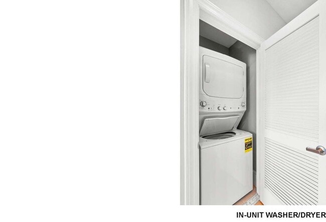 Building Photo - Gorgeous 2br/2ba Upper Level Rowhome with Roof Deck & Parking!