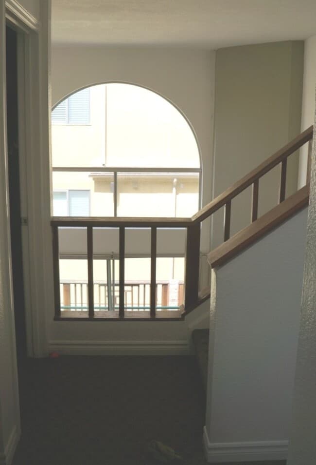 Building Photo - 3 Bed 2.5 Bath in Pacific Beach with laundry and garage!