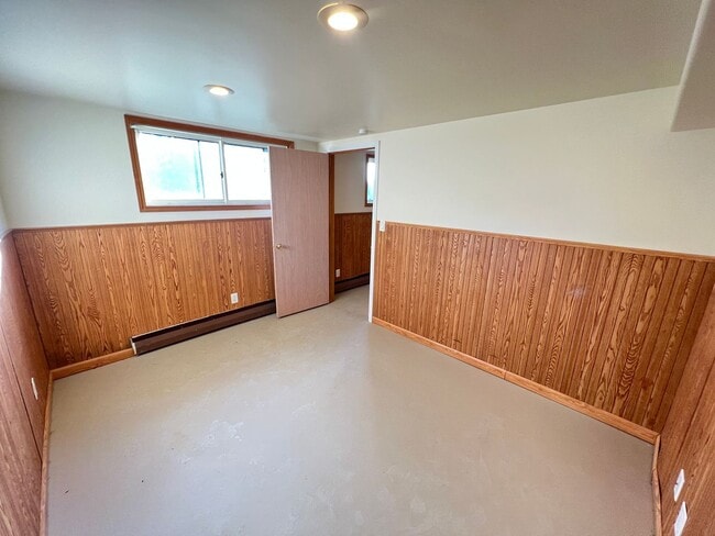 Building Photo - AVAILABLE JUNE 2025! HUGE 5 Bedroom, 2 Bath Home by UMD!