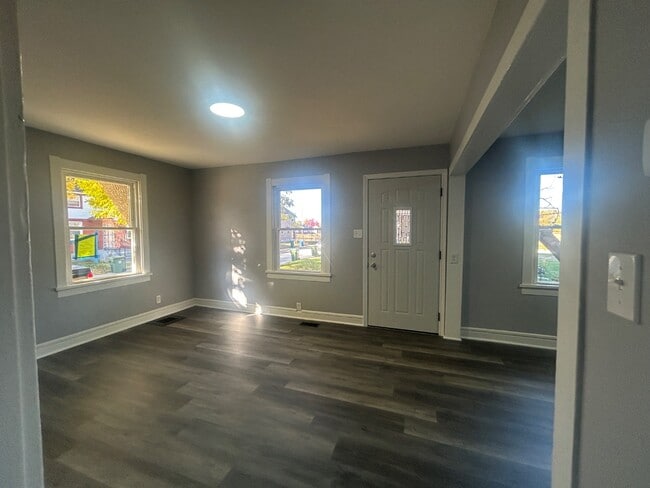 Building Photo - 6115 Noble Ave